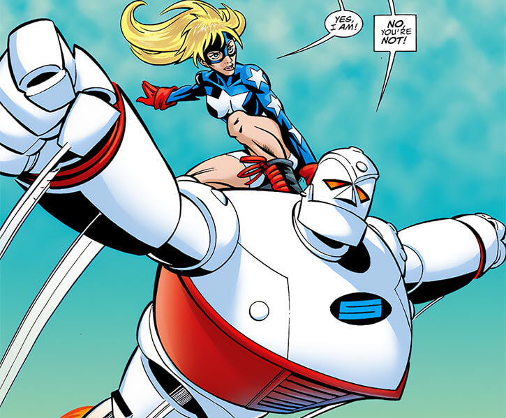 Stargirl usa un traje con los colores de la bandera de Estados Unidos y va siempre acompañada de S.T.R.I.P.E., el robot gigante que maneja su padrastro